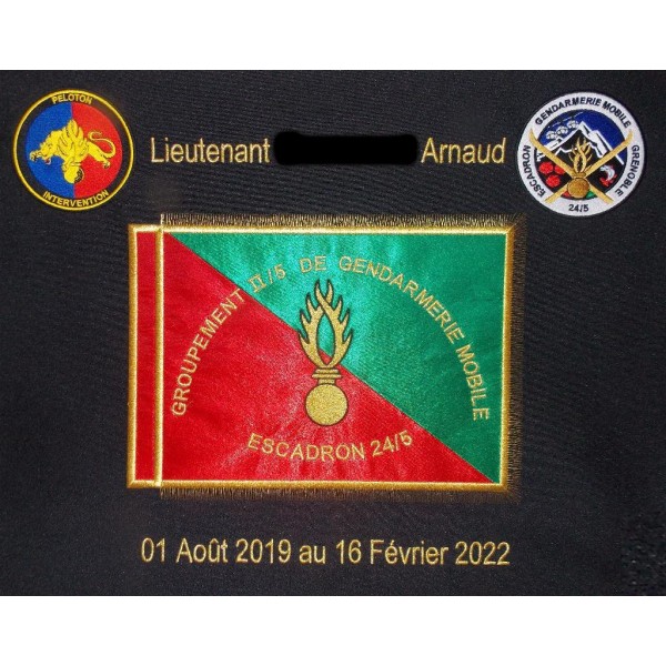 Cadre 50 X 40cm gendarmerie avec deux insignes (avec cadre)