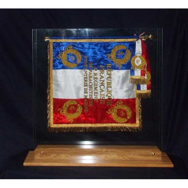 Drapeau Régiment Sous Vitrine en Verre (sur Devis)