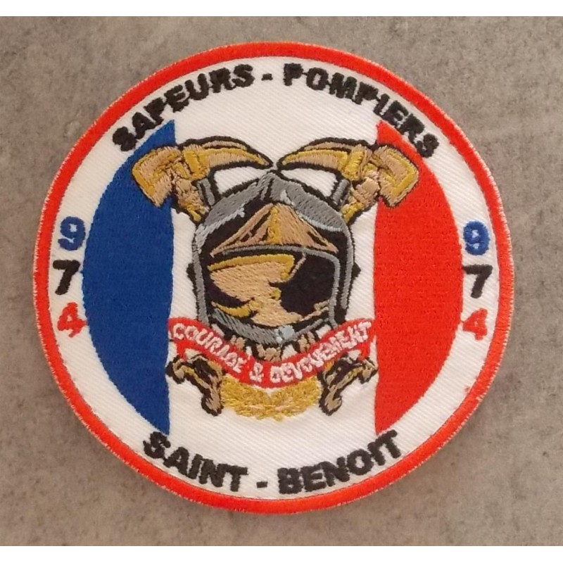 Ecusson Sdis Pompiers De Saint Benoit Officiel Sur Fond Blanc